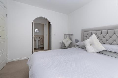 12 Black Myres Close, Queensbury, Bradford, BD13 2FQ