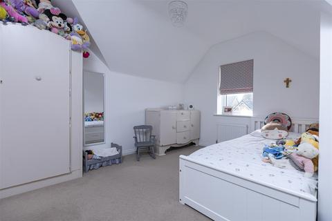 12 Black Myres Close, Queensbury, Bradford, BD13 2FQ