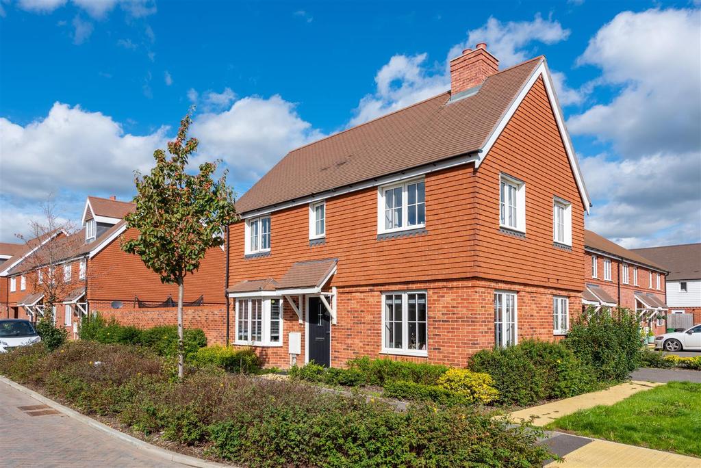 Westvale Road, Horley 3 bed detached house £480,000