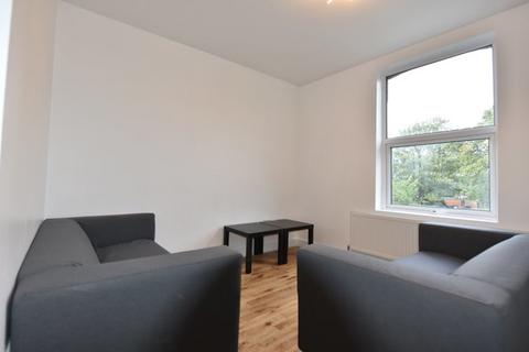 2 bedroom flat to rent, Kelso Road
