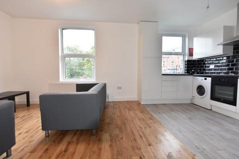 2 bedroom flat to rent, Kelso Road