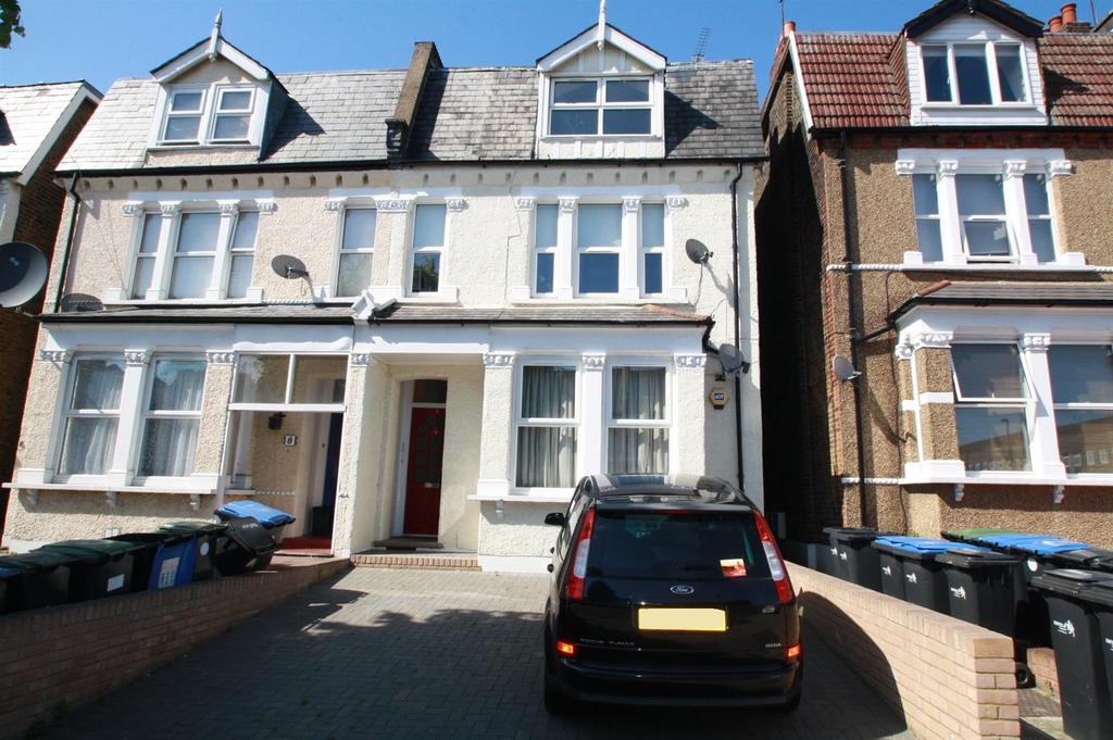 Palmerston Crescent, Palmers Green... Studio £875 pcm (£202 pw)