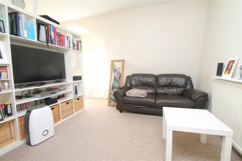 Palmerston Crescent, Palmers Green... Studio £875 pcm (£202 pw)