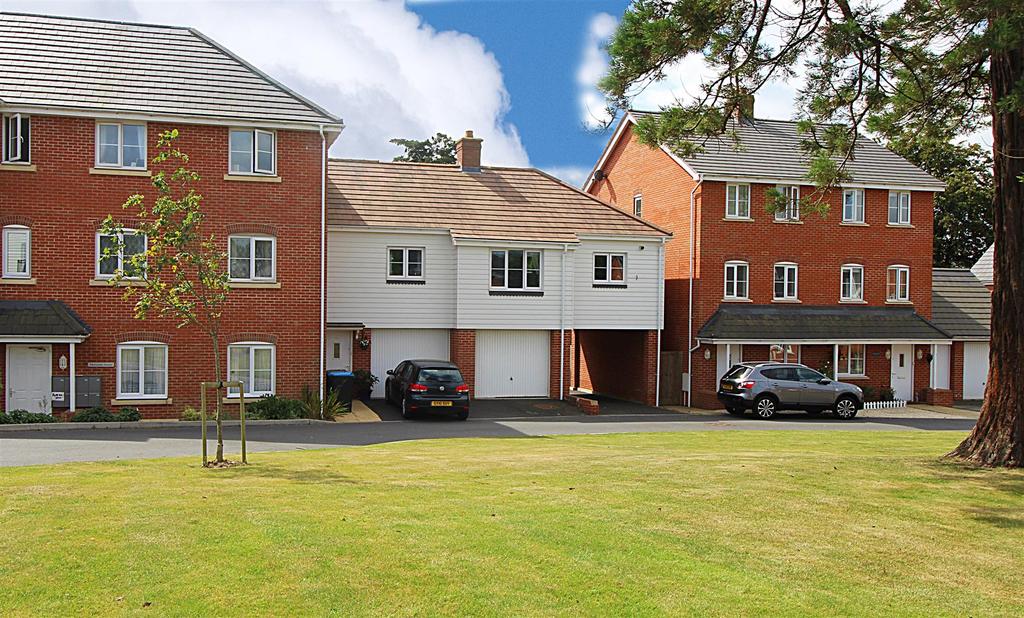 Cedar Avenue, Haywards Heath 2 bed coach house £290,000