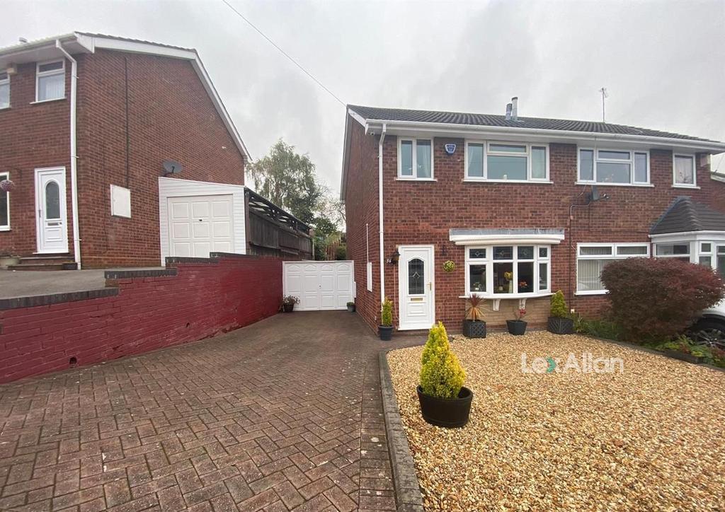 Tiverton Close, Kingswinford 3 bed semidetached house £175,000