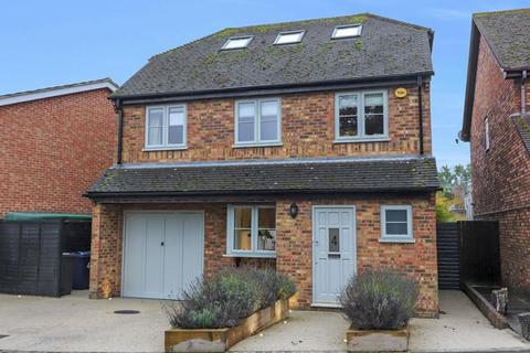 4 Groves Close, Bourne End, SL8 5JP
