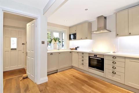 4 Groves Close, Bourne End, SL8 5JP