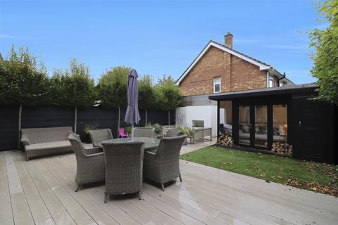4 Groves Close, Bourne End, SL8 5JP