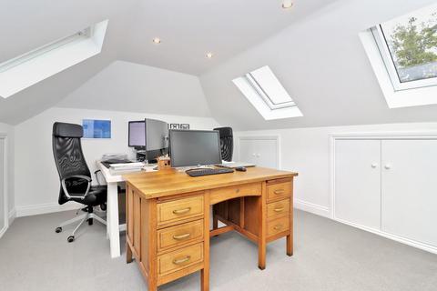 4 Groves Close, Bourne End, SL8 5JP