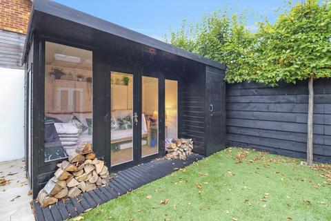 4 Groves Close, Bourne End, SL8 5JP