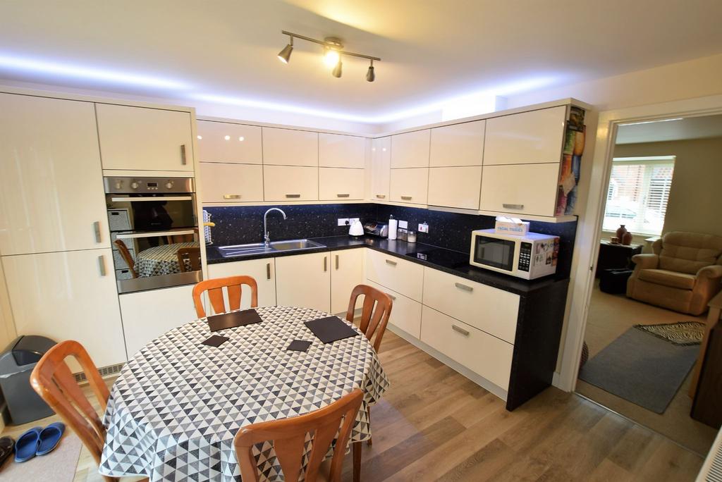 Legerton Drive, ClactononSea 4 bed link detached house £258,000