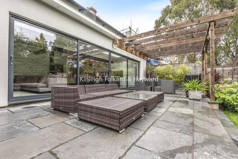 3 Boleyn Gardens, West Wickham, BR4 9NG