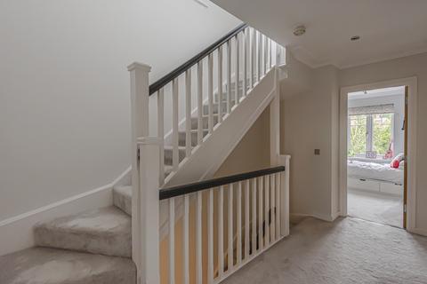 15 Halcyon Close, Oxshott, Leatherhead, KT22 0HA