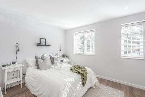 32 Ashdown Way, London, SW17 7TH