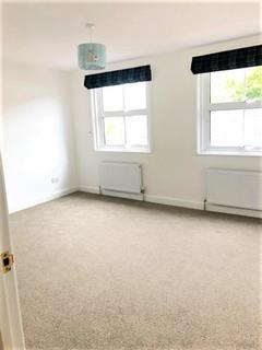 2 bedroom apartment to rent, Beautifully-designed apartment in the High Street