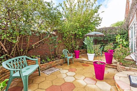 10 Gonston Close, London, SW19 5PU