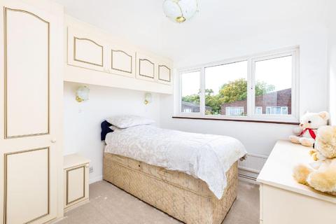 10 Gonston Close, London, SW19 5PU