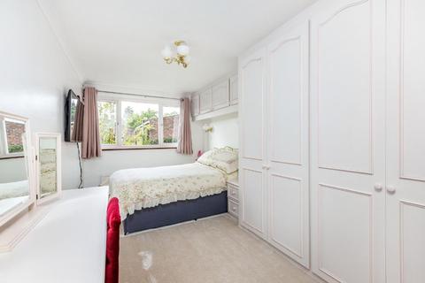 10 Gonston Close, London, SW19 5PU