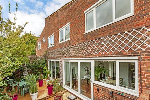 10 Gonston Close, London, SW19 5PU
