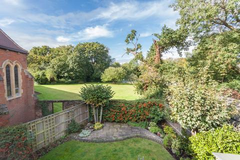 1 Friars Gate Close, Woodford Green, IG8 0SG