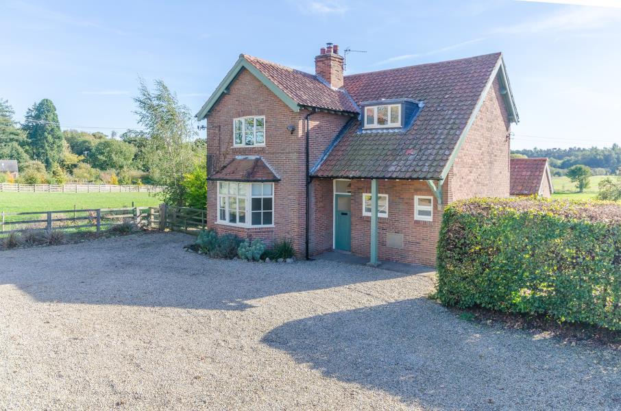 SAND HUTTON, YORK, YO41 1LL 3 bed detached house £1,100 pcm (£254 pw)