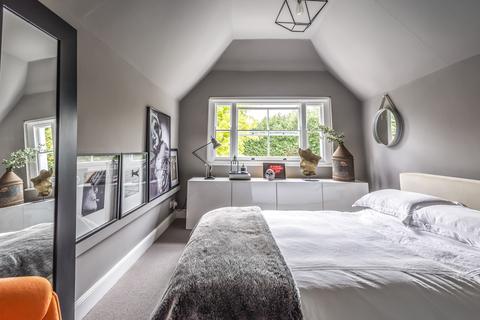 53 Queens Road, Thames Ditton, KT7 0QY