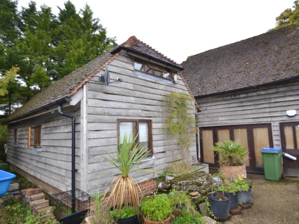 Trout Lane, Brooks Green RH13 1 bed apartment £850 pcm (£196 pw)