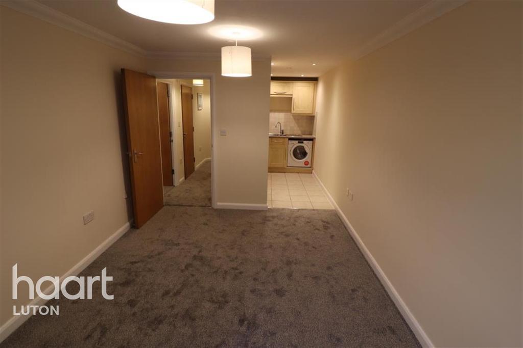 Hatton Place, Luton 2 bed flat £900 pcm (£208 pw)