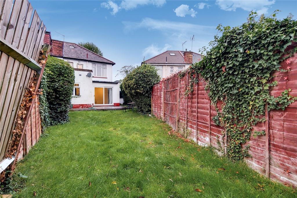 Rosslyn Crescent, Wembley, HA9 4 bed semidetached house £2,200 pcm