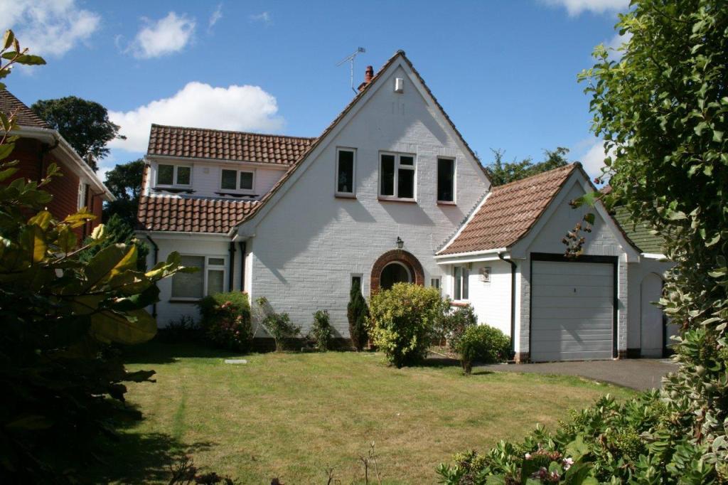 Aldsworth Avenue, Goring By Sea, Worthing, West Sussex, BN12 4 bed