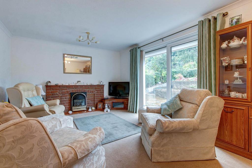 Tennyson Road, Headless Cross, Redditch B97 5BL 2 bed detached bungalow