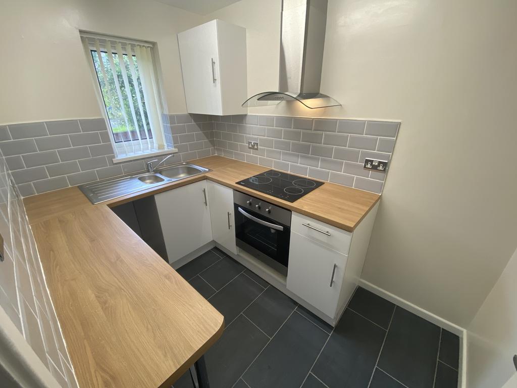 Bloomfield Close, Newport, Gwent 1 bed flat £525 pcm (£121 pw)