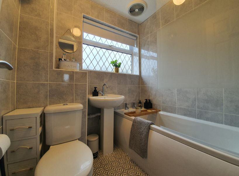5 Blyth Close bathroom1.JPG