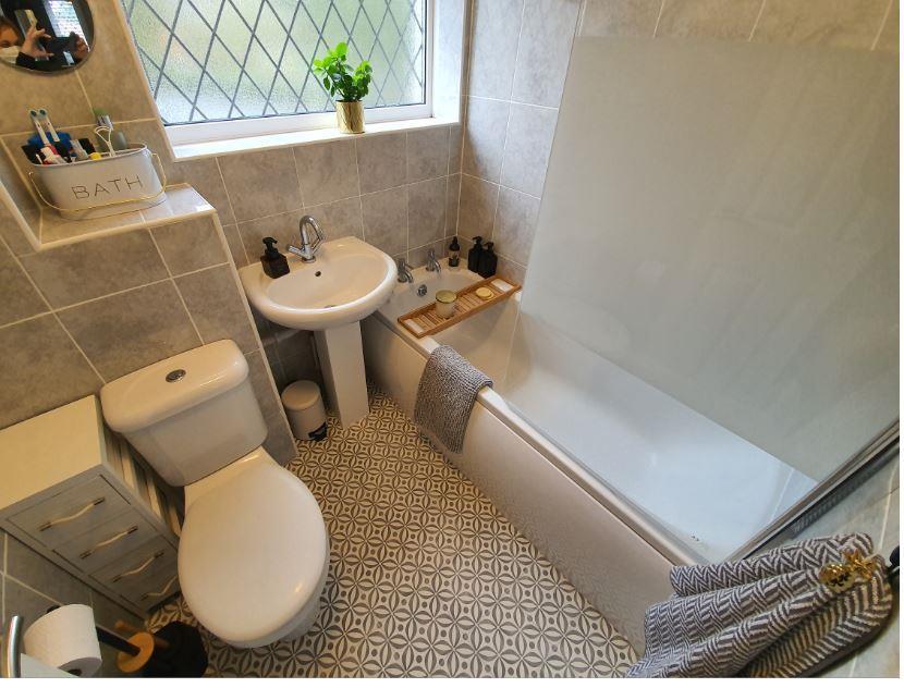 5 Blyth Close bathroom.JPG