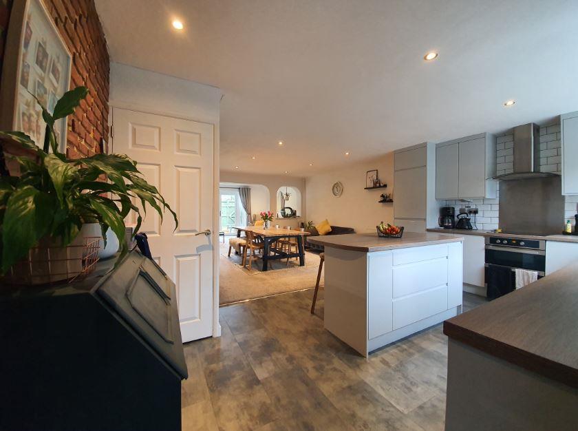5 Blyth Close kitchen3.JPG