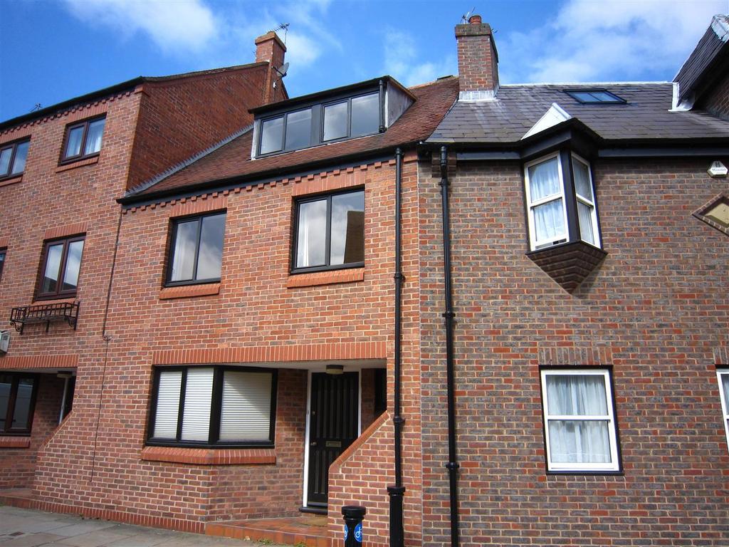 35 St Andrewgate, York, YO1 7BR 3 bed townhouse £995 pcm (£230 pw)