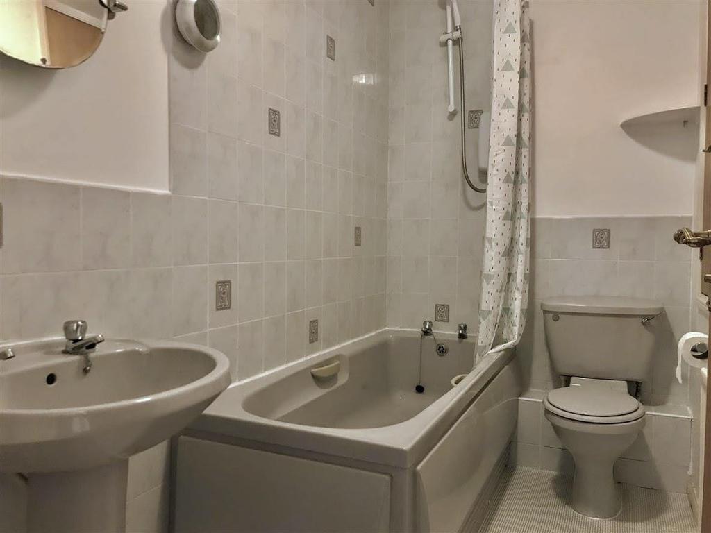 Bathroom (002).jpg