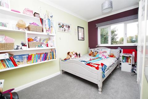 32 Bevil, Freshbrook, Swindon, SN5 8QS