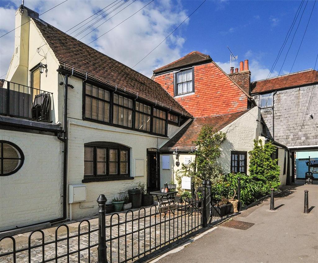 Crown Yard, River Road, Arundel 3 bed house £1,100 pcm (£254 pw)