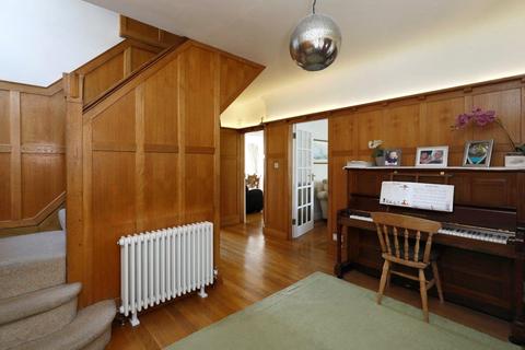 37 High Drive, New Malden, KT3 3UJ