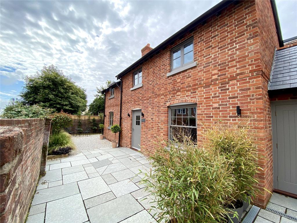 High Street, Lymington, SO41 2 bed detached house £575,000