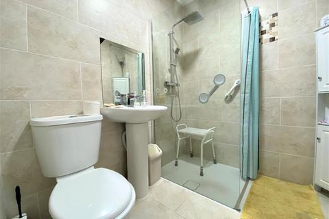 360 Balmoral Drive, Hayes, UB4 8DL