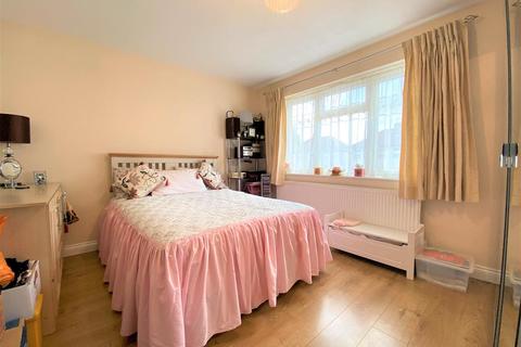 360 Balmoral Drive, Hayes, UB4 8DL