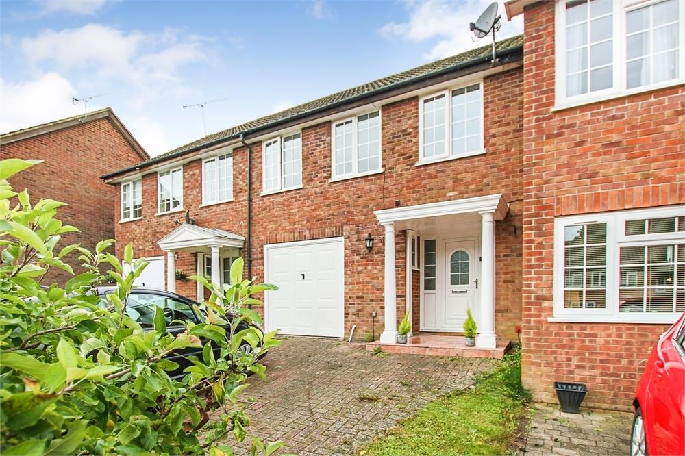 Farm Close, EAST GRINSTEAD, West Sussex 3 bed terraced house - £375,000