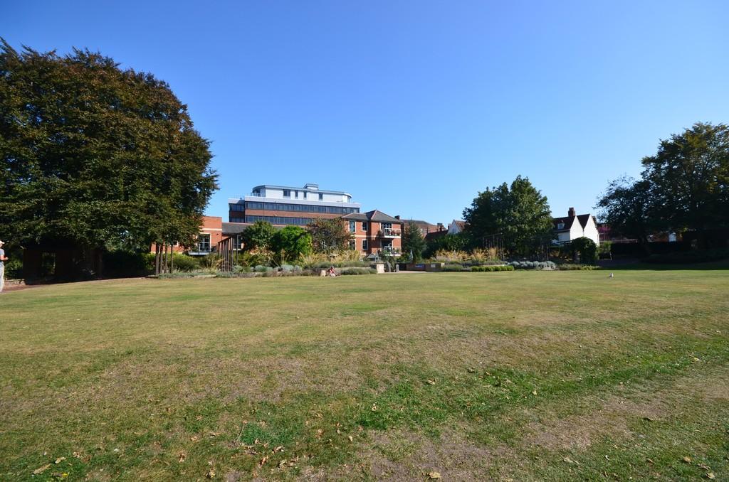 Castle Road, Colchester, CO1 1TL 2 bed apartment £375,000