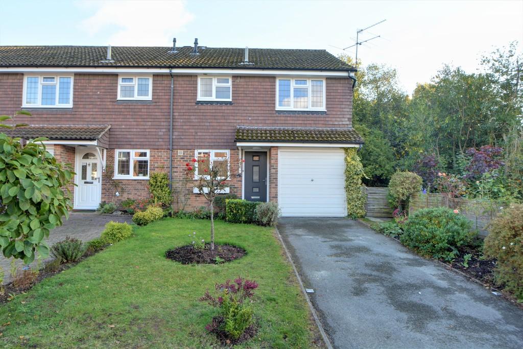 Fletchers Field, Liphook 3 bed end of terrace house £1,400 pcm (£323 pw)