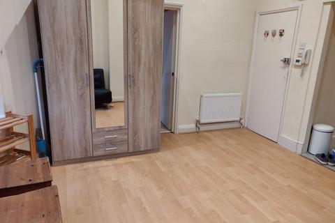 Studio to rent, ADDISON GARDENS, LONDON, W14 0DP