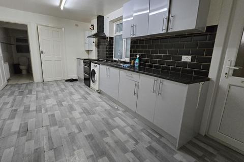 4 bedroom terraced house to rent, Selsdon Road, London, E13