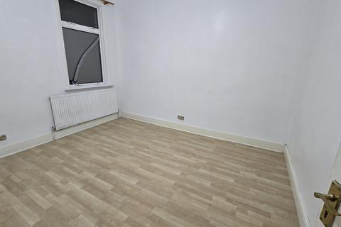 4 bedroom terraced house to rent, Selsdon Road, London, E13