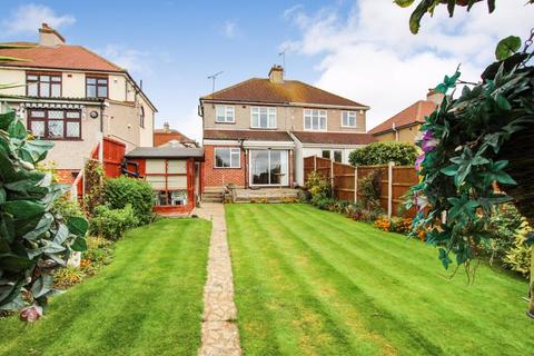 17 Blenheim Gardens, Aveley, South Ockendon, RM15 4EB